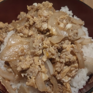 ひき肉と玉ねぎの卵とじ丼